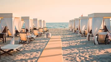 PĂ„ stranden, solstolar och strandhanddukar
