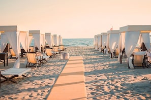 Plage, chaises longues, serviettes de plage