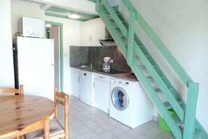 Fridge, microwave, oven, stovetop - 6-person cottage with garden, 50 m from swimming pool, 400 m from beach (SAINTE LUCIE DE PORTO VECCHIO)