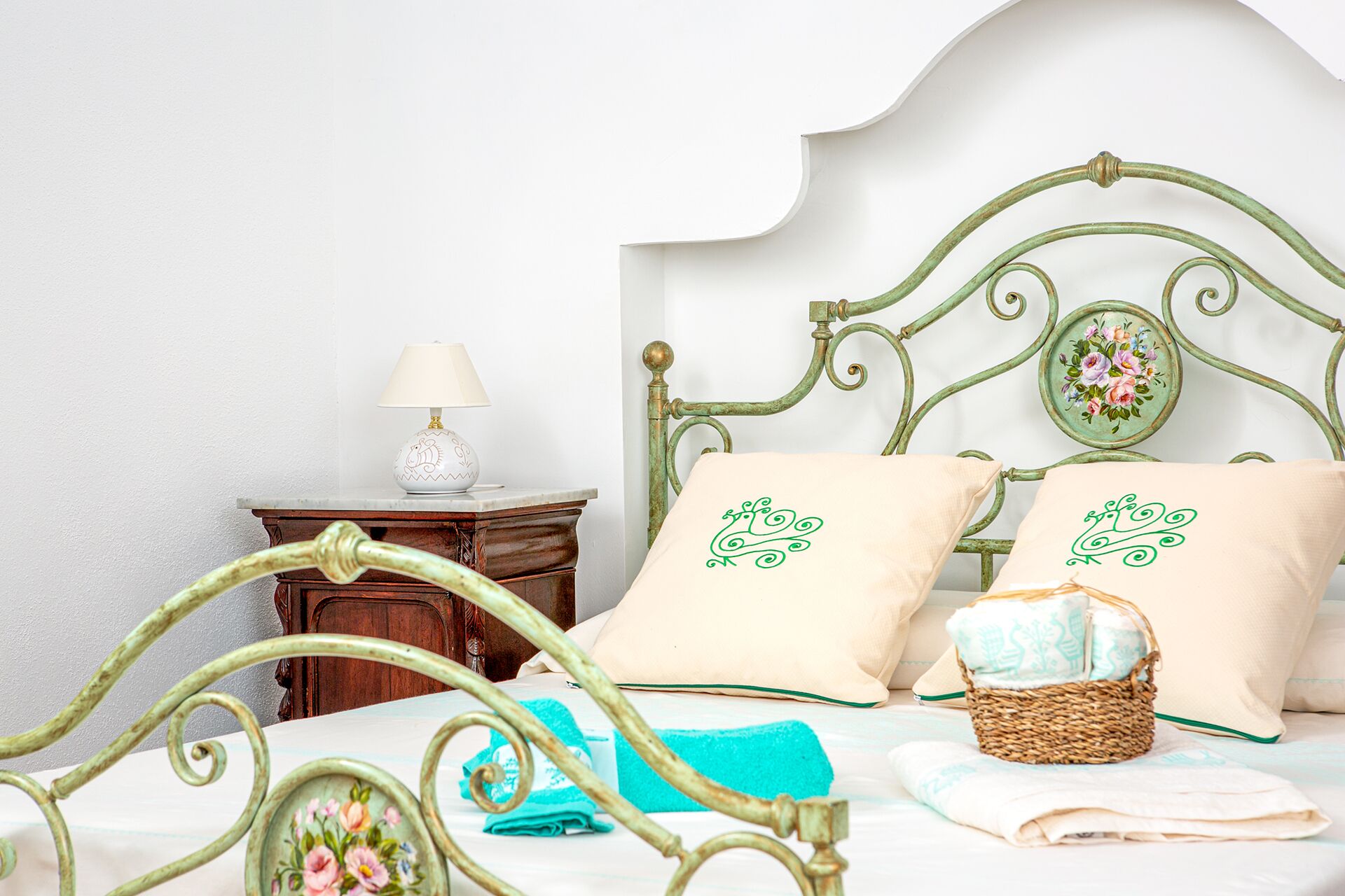 Premium bedding, in-room safe, soundproofing, free WiFi