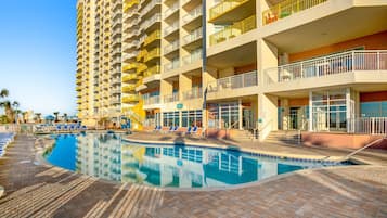 Een binnenzwembad, een verwarmd zwembad