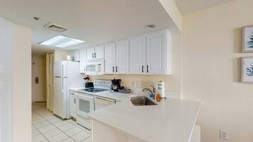 Een koelkast, een magnetron, een oven, een kookplaat