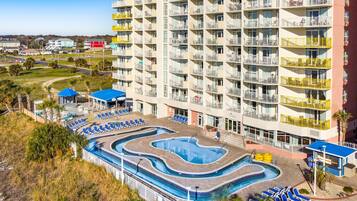 Una piscina techada, una piscina climatizada