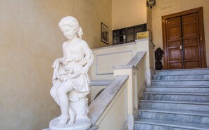 Interior - Piazza di Spagna View (Rome)