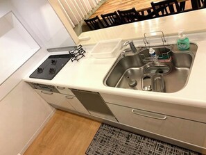 Refrigerador, microondas, parrilla de estufa y utensilios de cocina 