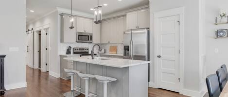 冷蔵庫、電子レンジ、オーブン、コンロ