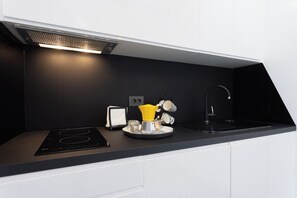 Micro-ondes, plaque de cuisson, cafetière/bouilloire