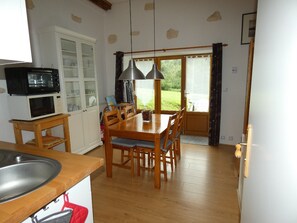 Dining - Quiet countryside in the heart of the Livradois-Forez regional park. (Grandval)