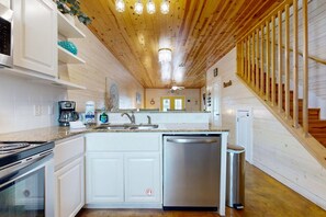 Fridge, microwave, oven, stovetop - Shared Pool, Pet Friendly, Golf Cart Access (Port Aransas)