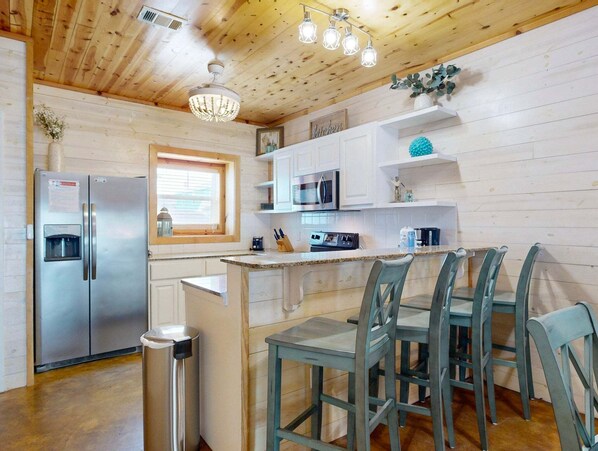 ثلاجة، ميكروويف، فرن، موقد طهي مسطح