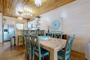 Dining - Shared Pool, Pet Friendly, Golf Cart Access (Port Aransas)