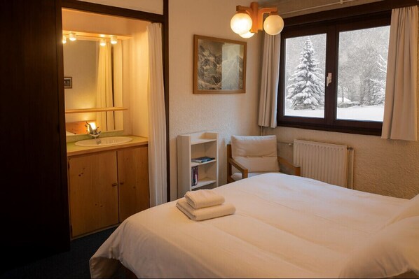 5 bedrooms, iron/ironing board, WiFi, bed sheets