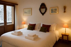 4 bedrooms, iron/ironing board, WiFi, bed sheets