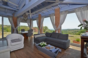 Familienvilla, Mehrere Schlafzimmer, Bergseite (Villa Borgiano) | Unterkunftsgelände