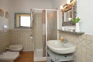 Familienvilla, Mehrere Schlafzimmer, Bergseite (Villa Borgiano) | Badezimmer | Dusche, Haartrockner, Bidet, Handtücher