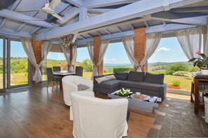 21-Zoll-Flachbildfernseher mit Digitalempfang, Fernseher, Kamin