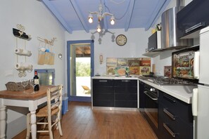 Familienvilla, Mehrere Schlafzimmer, Bergseite (Villa Borgiano) | Eigene Küche | Kühlschrank, Mikrowelle, Ofen, Herdplatte