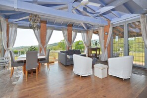 21-Zoll-Flachbildfernseher mit Digitalempfang, Fernseher, Kamin