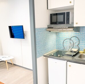 Een koelkast, een microgolfoven, een koffiezetapparaat/waterkoker