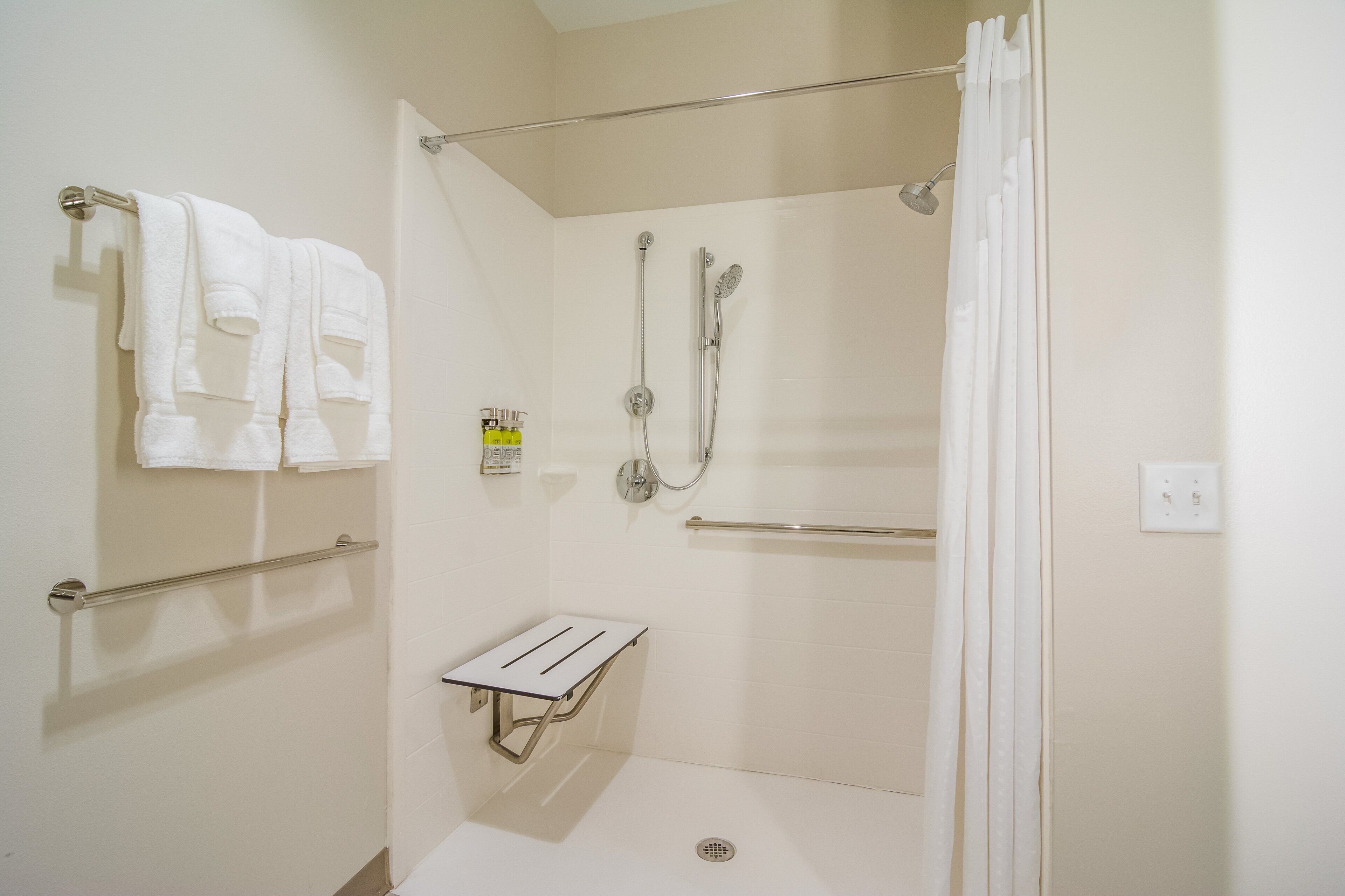 standard room, 1 king bed, mobility accessible (roll-in shower) | accessible bathroom