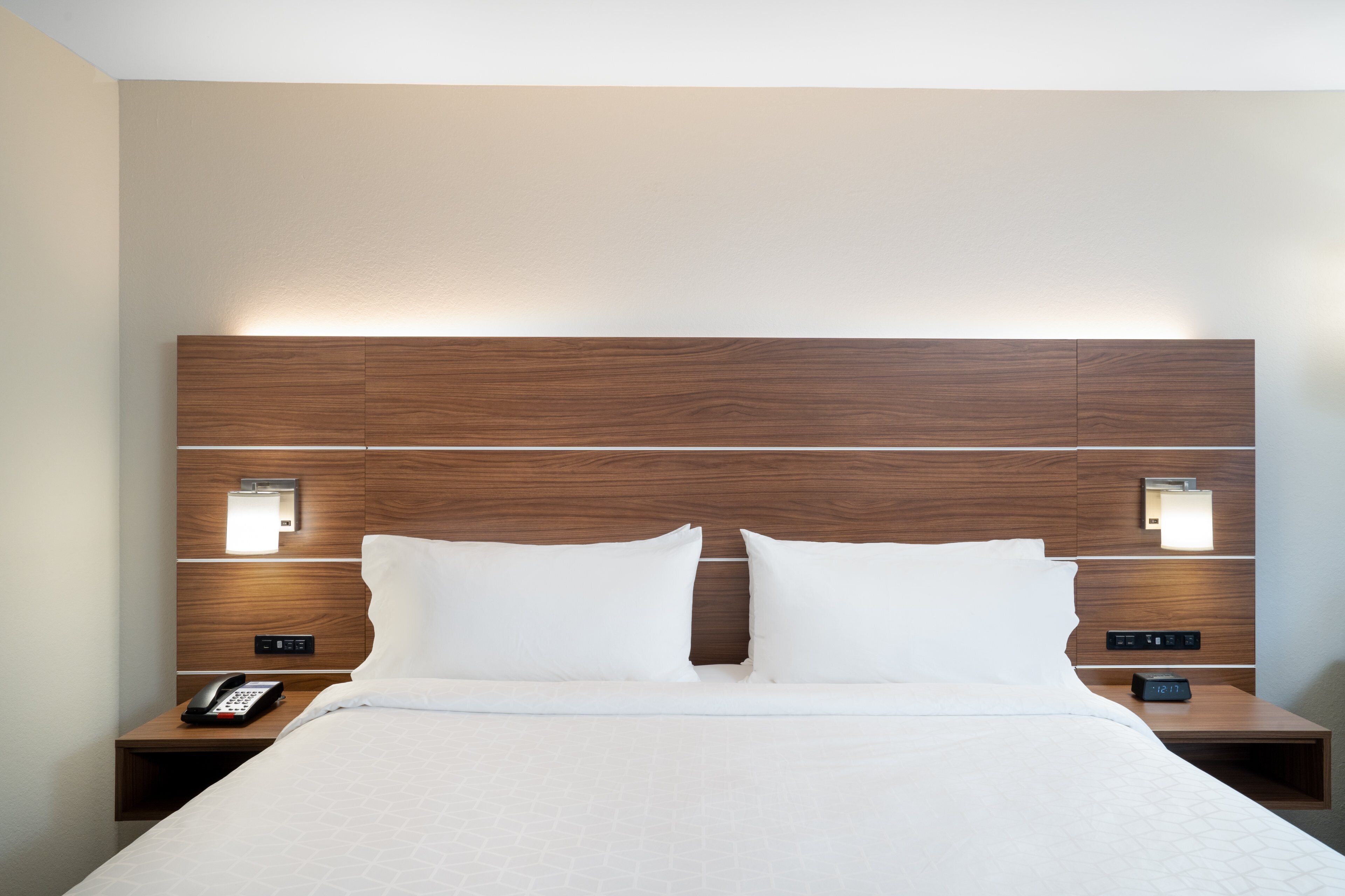 standard room | desk, bed sheets