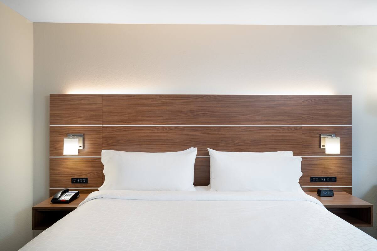 standard room | desk, bed sheets