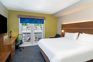 Desk, bed sheets - Holiday Inn Express & Suites Dahlonega by IHG (Dahlonega)