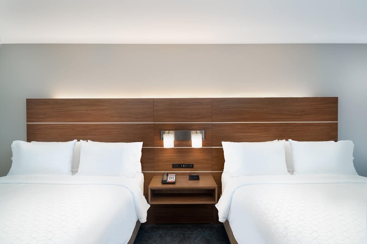 standard room | desk, bed sheets