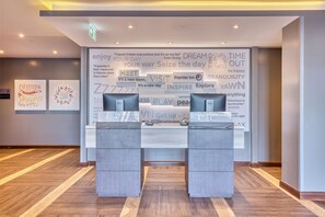 Reception - Premier Inn Saffron Walden (Saffron Walden)