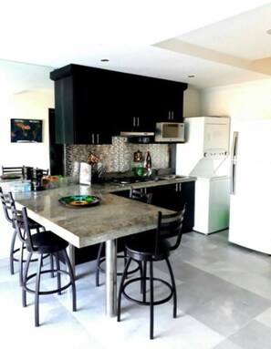 Refrigerador, microondas, parrilla de estufa y cafetera y tetera 