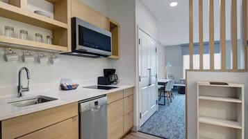 Fridge, microwave, stovetop, dishwasher