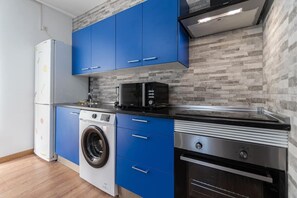 Een koelkast, een microgolfoven, een oven, een kookplaat