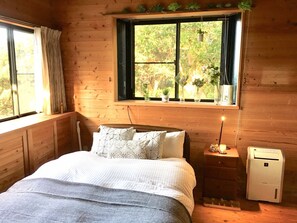 2 slaapkamers, een bureau, een strijkplank/strijkijzer, gratis wifi