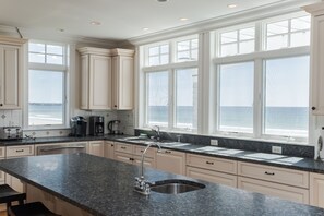 Fridge, microwave, oven, stovetop - Drakes Island Beach Front Breathtaking Property : Oceanviews and Sandy Beach ! (Wells)