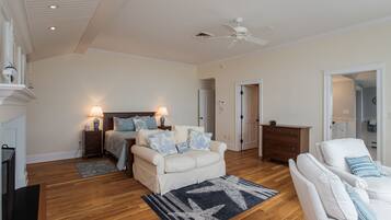 5 bedrooms, desk, WiFi, bed sheets