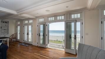 Tv, eldstad och kontor