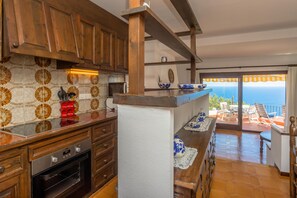 Kühlschrank, Mikrowelle, Ofen, Wasserkocher mit Kaffee-/Teezubehör