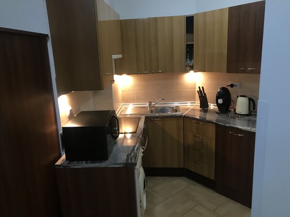 Een koelkast, een magnetron, een oven, een koffiezetapparaat/waterkoker