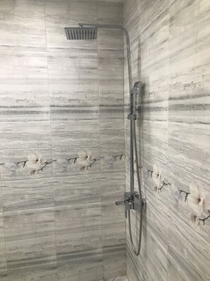 Dusche, Haartrockner, Bidet, Handtücher