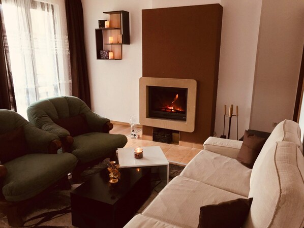 Smart TV, fireplace, video games, DVD player