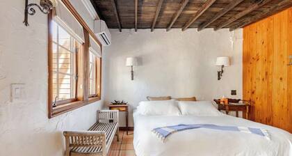 Guest Casita in Coconut Grove, Miami a block from Bay, Charming Spanish Style!