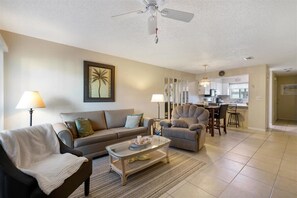 TV - Portside Resort T2 Pet Friendly – Short Walk to the Beach! Hot Tub & 3 Pools! West end PCB (Panama City Beach)