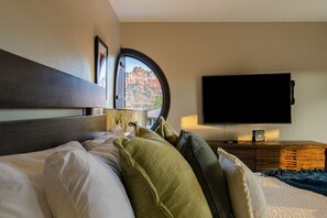 6 bedrooms, desk, iron/ironing board, free WiFi