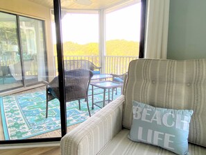 Een smart-tv en een dvd-speler