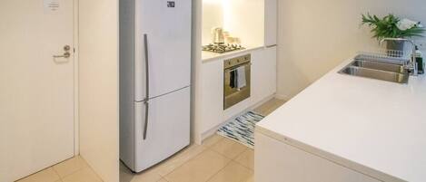 Refrigerador, microondas, horno, placa de cocina