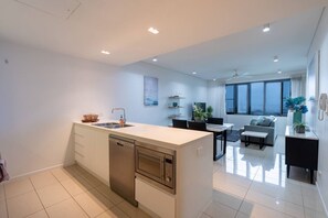 Geladeira, micro-ondas, fogão, cooktop