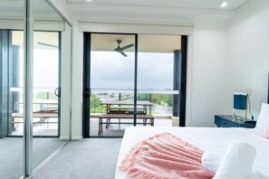 2 bedrooms, desk, iron/ironing board, WiFi - Waterfront Retreat: Ocean Views ~ Pool ~ Balcony (Darwin City)
