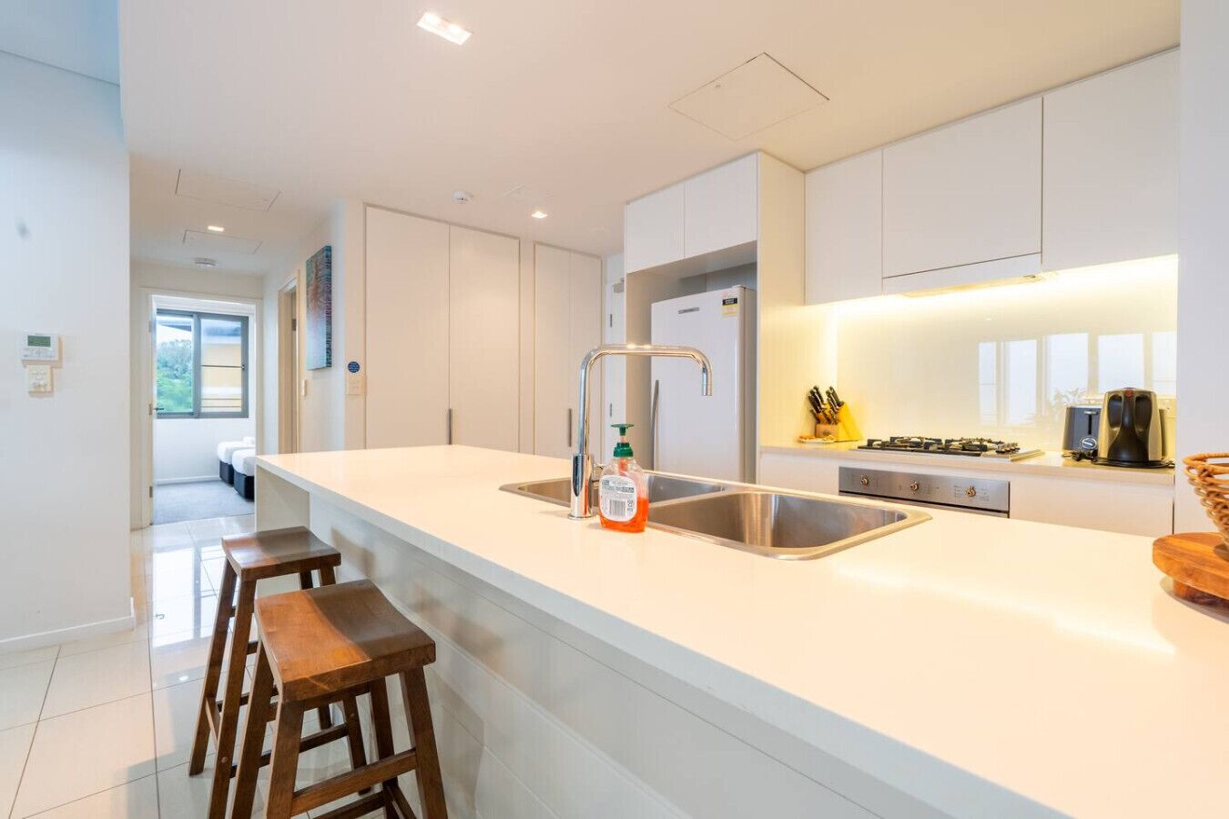 Geladeira, micro-ondas, fogão, cooktop