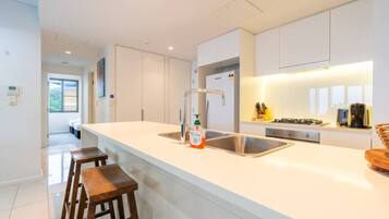 Geladeira, micro-ondas, fogão, cooktop