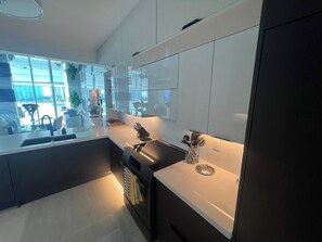 Kühlschrank, Mikrowelle, Ofen, Herdplatte